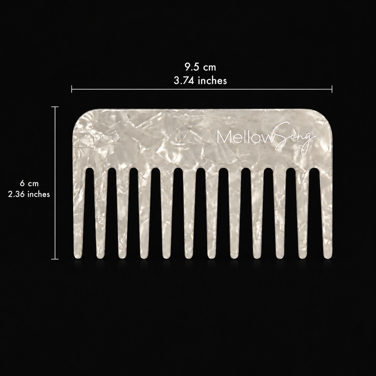 Marble-patterned comb with measurements(9.5cm by 6cm) on a black background
